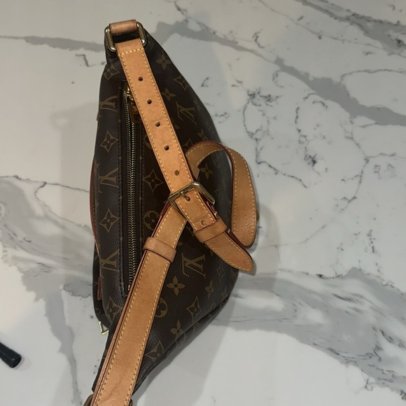 LOUIS VUITTON
Monogram LV Bumbag bag authentic pre loved sold out - Picture 6 of 6